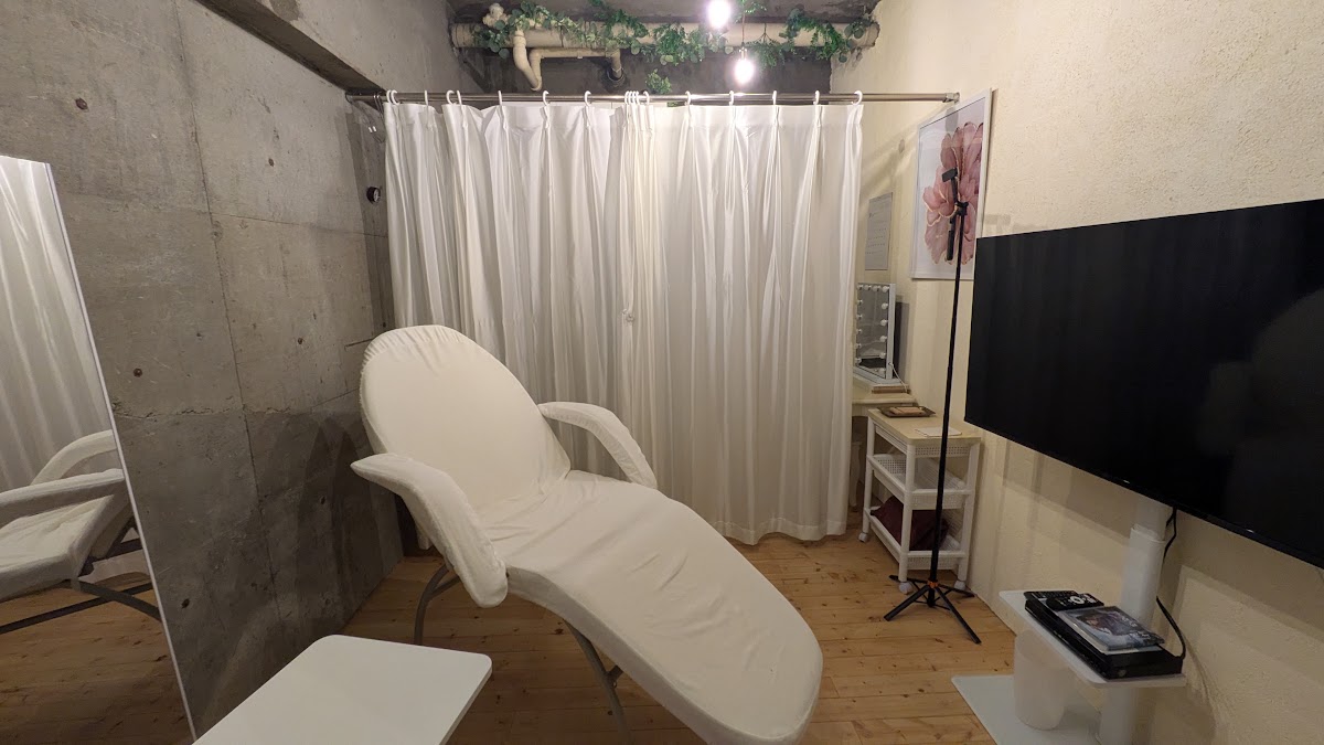 東新宿ベース 施術ベッドとカーテン