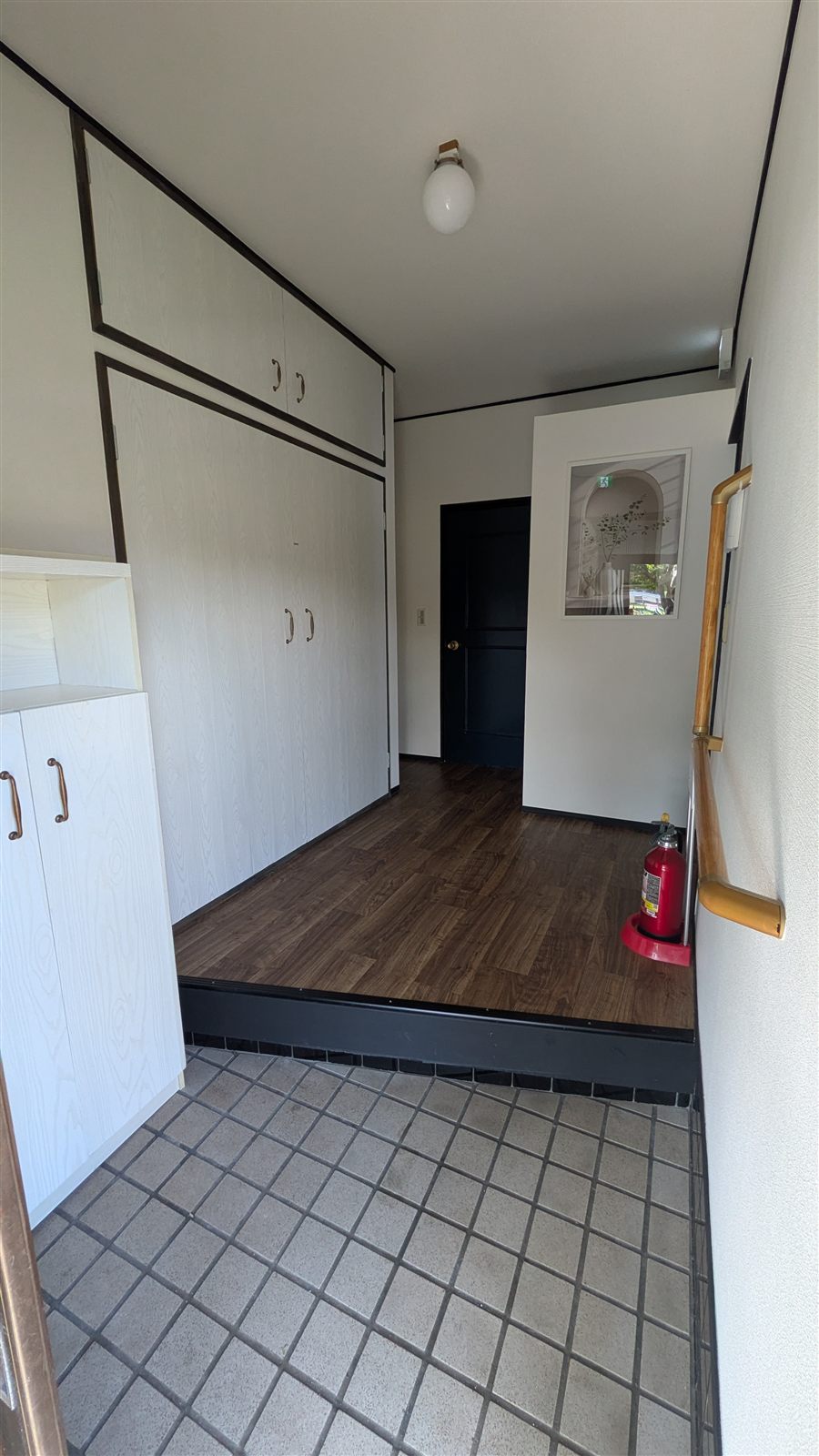 下駄箱と手すり