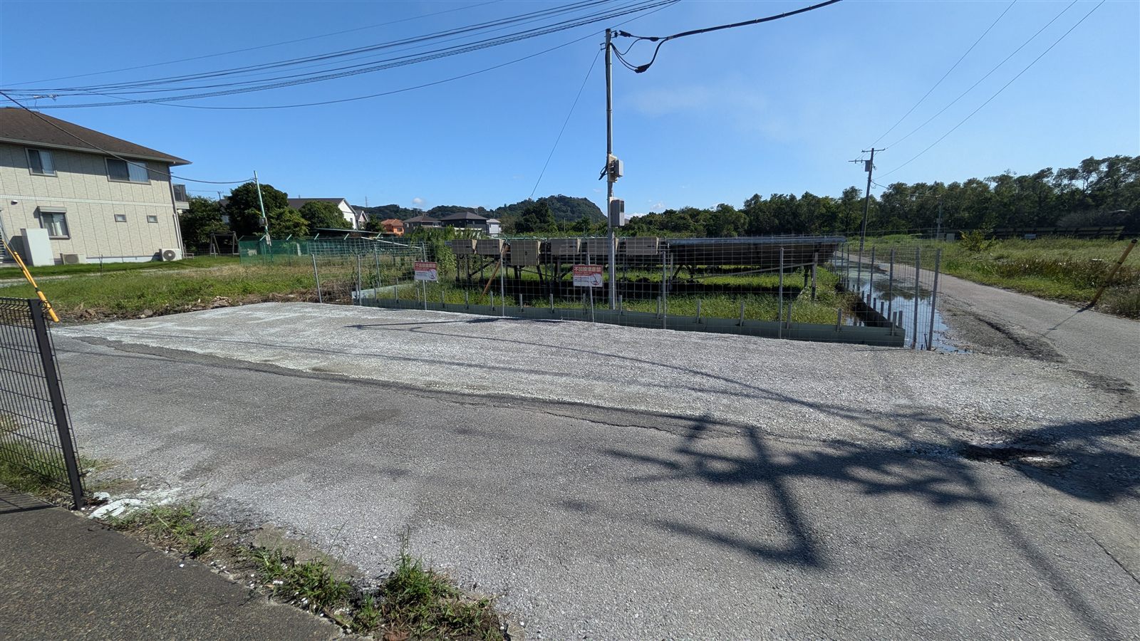 道をはさんだ向かいの駐車場