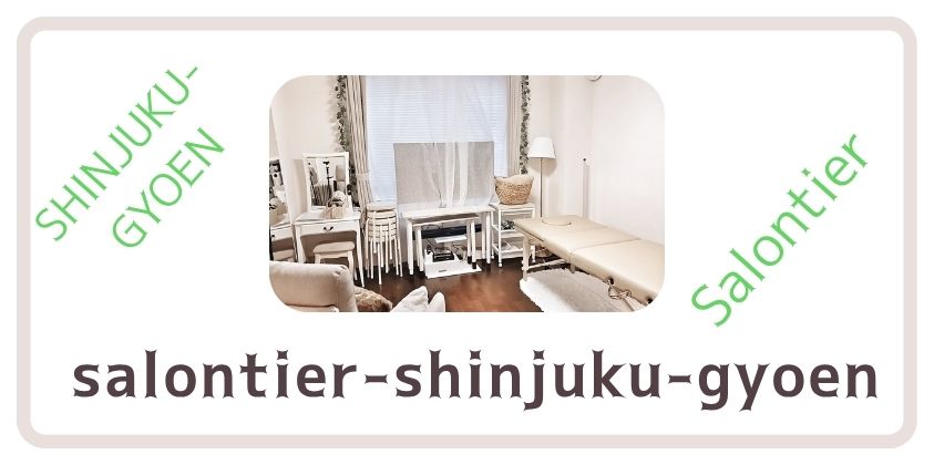 Salontier rental salon in Shinjuku-Gyoen with treatment bed, dresser, and mirror in a calm private room